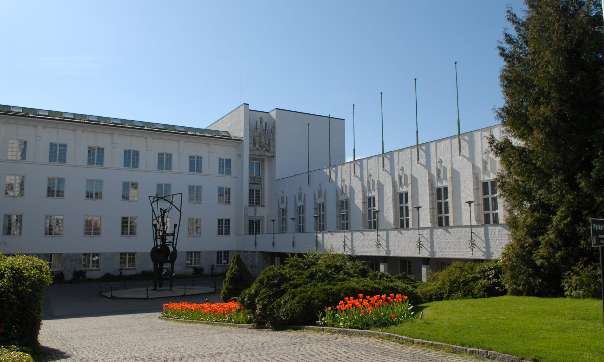 Bærum rådhus borggården Foto: Wikipedia