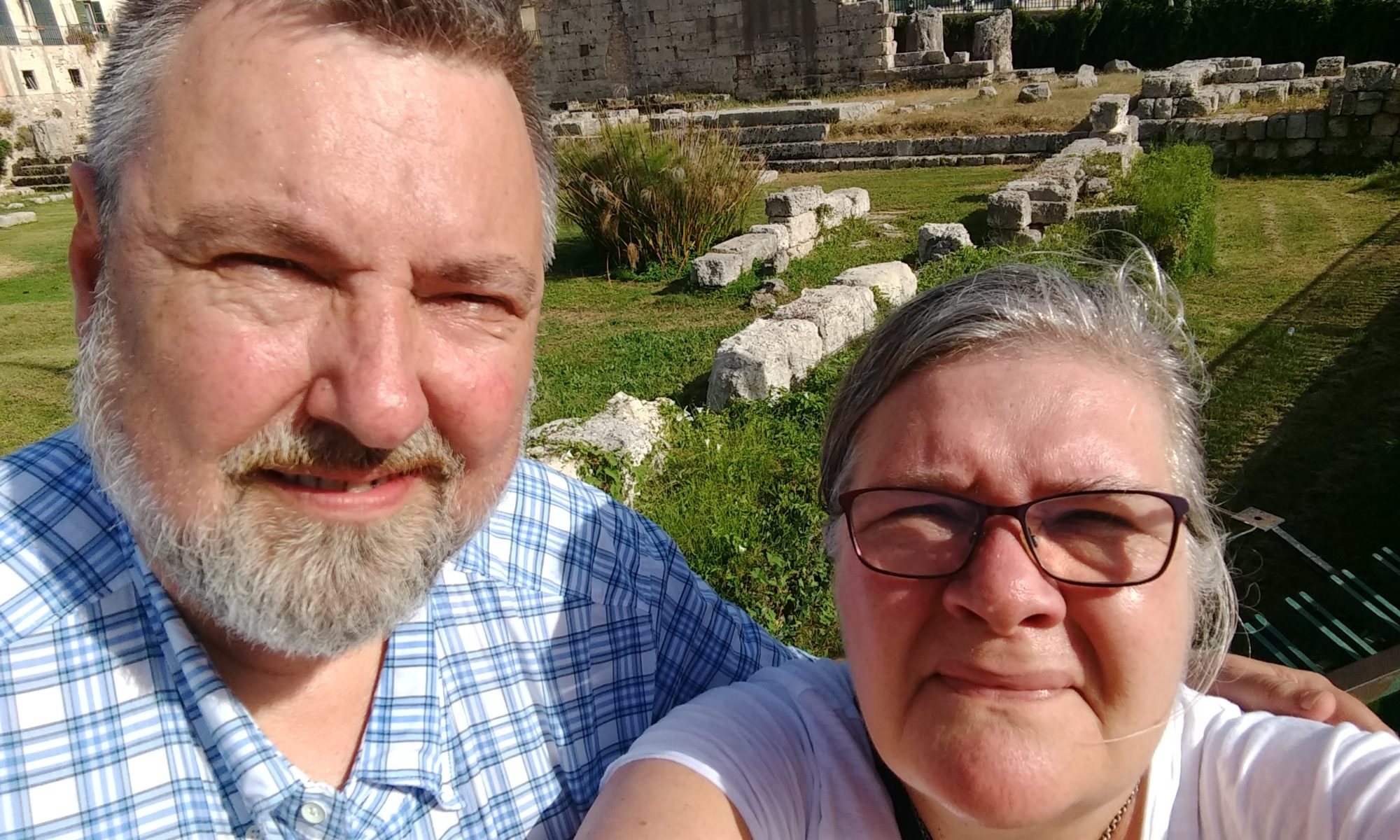 Knut og Ingebjørg i Syracusa foran det doriske templet 20180611